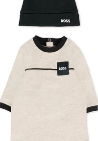 Sweatshirt gris clair avec accents noirs et col côtelé, orné d'un patch carré avec le logo "BOSS". Bonnet noir avec le logo "BOSS".
