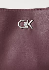 Calvin Klein CONVERTIBLE BUCKET BAG - Borsa a tracolla - vineyard wine