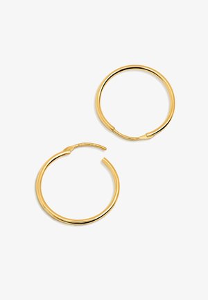 Goldene Creolen mit einem glatten, gerundeten Design. Sie haben ein schlankes Profil und einen nahtlosen Verschluss, der das Licht mit einer polierten Oberfläche reflektiert.