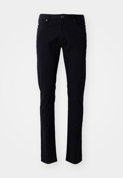 Czarne bawełniane spodnie o slim fit, z zapięciem na guzik, szlufkami na pasek, przednimi kieszeniami oraz gładką fakturą.