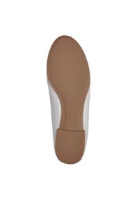 Suola della scarpa in gomma marrone con grip testurizzato, circondata da materiale sintetico bianco. Presenta una leggera curvatura e un design della punta arrotondata.