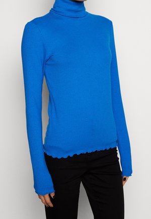 Haut à manches longues à col roulé côtelé de couleur bleu vif avec un ourlet festonné. Le tissu semble doux et extensible, style ajusté.