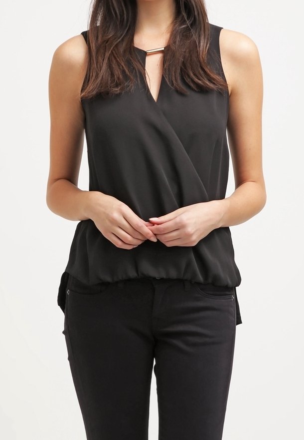 Haut noir sans manches avec un design drapé, un col en forme de trou de serrure et un accent décoratif. Texture soyeuse avec un ourlet froncé.