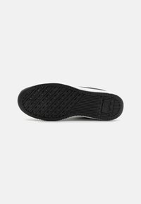 Sola di scarpa in gomma nera con un motivo testurizzato; presenta un design triangolare in rilievo e bordi lisci neri. Adatta a vari stili di calzature.
