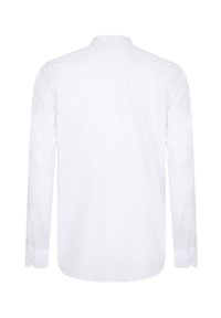 Camisa blanca de manga larga con cuello clásico, puños abotonados y una tela suave y texturizada. Diseño liso sin patrones o acentos visibles.