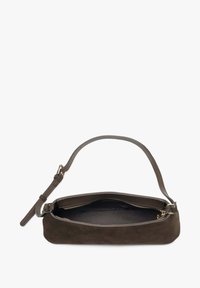 Brązowa zamszowa torebka o smukłym, zakrzywionym kształcie. Posiada odpinany pasek na ramię oraz zamykaną na suwak komorę z gładkim wnętrzem.
