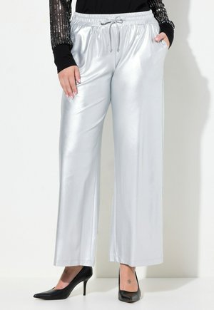 Pantalones de pierna ancha plateados hechos de una tela brillante con cintura elástica y cordón. Presenta dos bolsillos laterales y una textura suave.