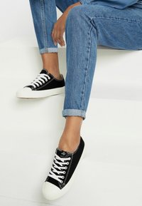 Lipsy LOW - Tossud - black canvas