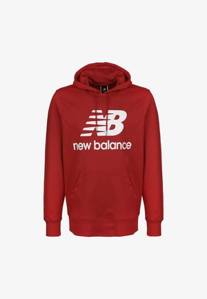 Rød bomulds hættetrøje med en frontlomme, snoretræk og et hvidt trykt logo med teksten "new balance" på brystet. Blød tekstur.