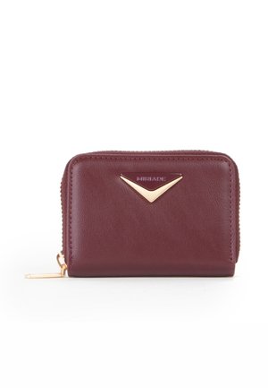 Portafoglio compatto in pelle bordeaux con zip dorata e accentuazione triangolare dorata sul davanti, mostrato su uno sfondo bianco.