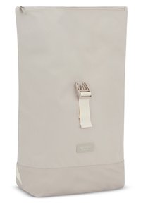 Sac fourre-tout beige imperméable avec fermeture éclair, présentant un fond beige clair contrastant et une sangle en tissu avec un clip. Logo sur le devant.