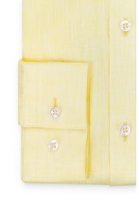 Żółta lniana koszula z zapięciem na guziki na mankietach, z dwoma białymi guzikami, fakturowany materiał i czysty, prosty design.