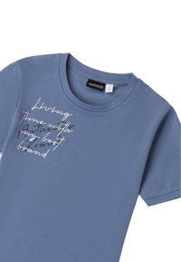 Camiseta de manga corta azul con texto bordado en blanco y gris. Cuello redondo y textura de algodón suave. Etiqueta de la marca visible.