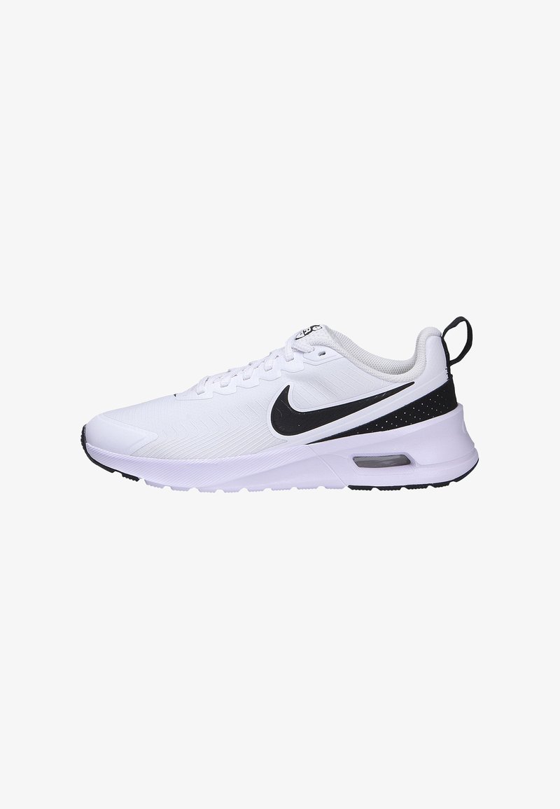 Sneaker atletici bianchi con una tomaia testurizzata, dettagli neri e un'unità d'aria visibile nella suola. Design con lacci e occhiello sul tallone.