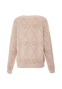 Lichtroze sweater met een zachte, fluffige textuur, voorzien van een ruitpatroon en kleine hartjes in een metallic kleur door het hele ontwerp.