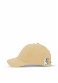 Lichtbeige baseballcap met een gebogen klep, gemaakt van zachte stof. Beschikt over een logotag aan de zijkant en ventilatiegaten op de kroon.