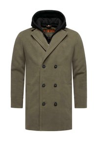 Olīvu zaļš dubultā jūga mēteli ar melnu kapuci, ar melniem pogām, sānu kabatām un gludu tekstūru. Kapuce redzama iekšpusē.