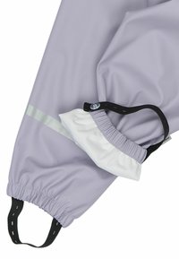Manche de veste imperméable lavande claire avec poignets élastiques, doublure blanche contrastante, sangle noire réglable et bande réfléchissante argentée.