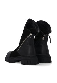 Czarne botki za kostkę z połączeniem skórzanych i zamszowych tekstur, z bocznymi zameczkami oraz masywną gumową podeszwą o żłobionej strukturze.