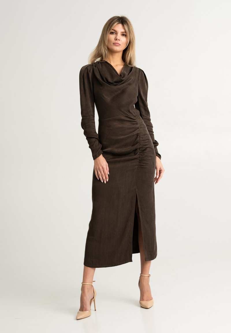Braunes langärmliges Kleid mit Schalkragen und Raffung an der Seite, ausgestattet mit einem Oberschenkelspalt und weichem, strukturiertem Stoff.