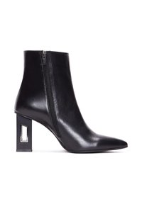 Czarne skórzane botki za kostkę z zapięciem na zamek błyskawiczny, spiczastym noskiem i geometrycznym obcasem w kształcie bloku, z akcentem w postaci prostokątnego wykroju.