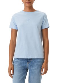 Lichtblauw T-shirt met korte mouwen van zachte katoen. Heeft een ronde hals en een subtiele logo-accent op de borst. Rechte pasvorm.