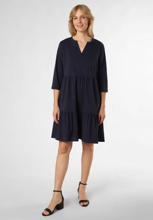Marineblaumes Kleid mit V-Ausschnitt, drei Viertelärmel und gestuftem Rock. Hergestellt aus weichem Stoff mit lockerem Schnitt und minimaler Nahtdetails.