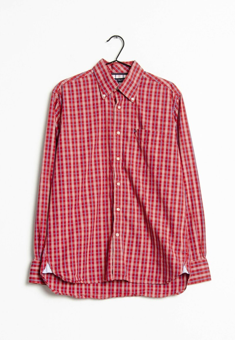 Chemise à manches longues à carreaux rouges et blancs, col boutonné et une poche poitrine unique ; fabriquée en coton avec une coupe décontractée.