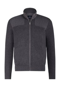 Gehaakte grijze cardigan met een staande kraag, ritssluiting, ribbelstructuur en contrasterende paneelinformatie op de schouders en zijkanten.