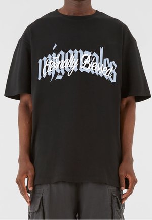 Schwarzes, übergroßes Baumwoll-T-Shirt mit stilisiertem weißen und blauen Text "Eternally Blessed" in gotischer Schrift, kurzen Ärmeln und lockerer Passform.