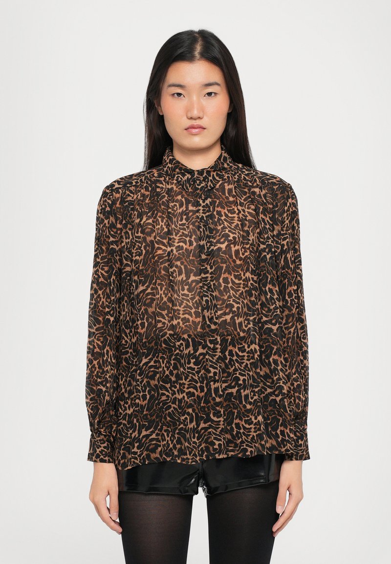 Brun gennemsigtig bluse med et sort abstrakt dyreprint, høj krave, knaplukning og lange ærmer, parret med sorte shorts.