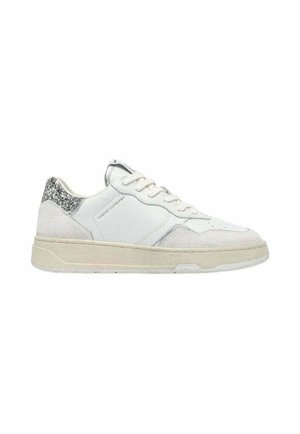 Sneaker bassa bianca con suola beige, dettagli in suede e dettaglio glitter argento sul tallone, mostrata di profilo su sfondo semplice.