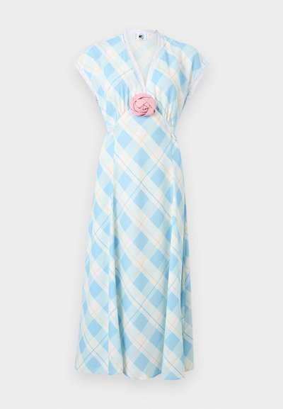 Φόρεμα τύπου wrap, μπλε και λευκό καρό, με κοντά μανίκια, V-λαιμόκοψη και ροζ ύφασμα τριαντάφυλλο στη μέση.