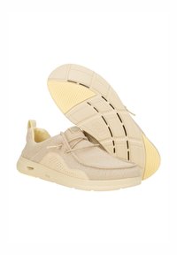 Sneakers lavorati a maglia beige con tomaia testurizzata, punta rotonda e lacci elastici. Suola spessa gialla con battistrada a motivi per una buona aderenza.