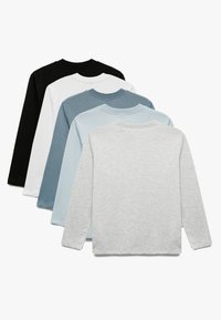 Fyra långärmade t-shirts i svart, vitt, ljusgrått, ljusblått och blått, tillverkade av mjuk bomull med ribbad rund hals.