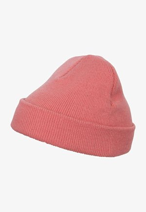 Rožinė megzta kepurė su minkšta tekstūra, turi apvyniotą kraštą ir apvalų viršų su minimaliais siuvinėjimo akcentais.