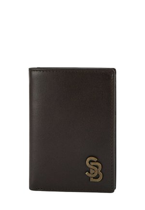 Portefeuille en cuir marron avec une texture lisse, comportant un logo en relief doré. Il a une forme rectangulaire et une couture soignée.