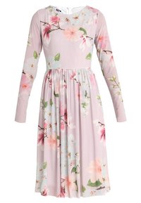 Kukkamekko vaaleanpunaisesta kankaasta, jossa on pitkät hihat. Ominaisuuksiin kuuluu pyöreä pääntie, pleetattu hame ja kukkakuosi vaaleanpunaisissa ja vihreissä sävyissä.