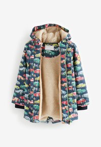Veste pour enfants imprimée avec des motifs de voitures colorées ; extérieur bleu marine, doublure en polaire beige douce, fermeture éclair et capuche ajustable.