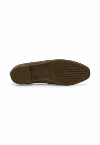 Suola di scarpa in suede marrone con una presa in gomma testurizzata. Presenta una punta arrotondata e dettagli a motivi sulla suola per una migliore aderenza.