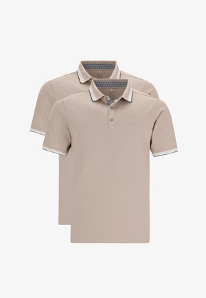 Brune polo t-shirts med korte ærmer, kontrasterende sort krave og ærmestriber, to-knap lukning og et lille logo på brystet.