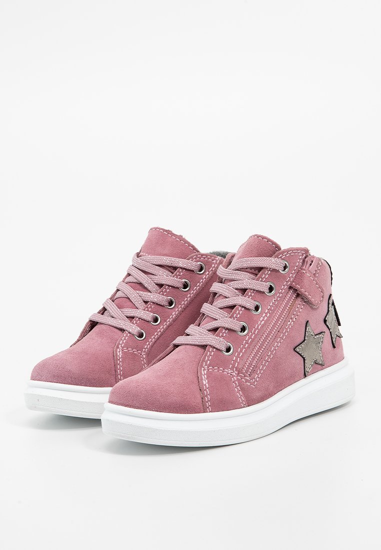 Rosa Wildleder High-Top Sneaker mit metallisch silbernen Sternakzenten, grauen Nähten, weißen Sohlen und einem vorderen Schnürdesign.