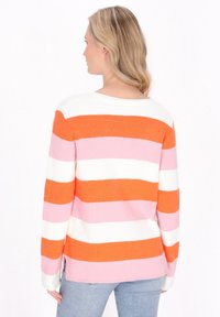 Gebreide trui met horizontale strepen in oranje, wit en roze. Heeft een ronde halslijn, lange mouwen en zijsplitten aan de zoom.