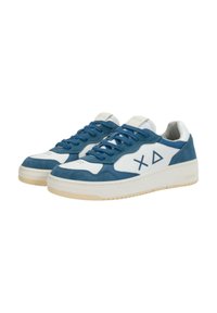 Blaue Wildleder- und weiße Leder-Sneaker mit einer dicken Creme-Sohle, ausgestattet mit einem dreieckigen Logo und blauen Schnürsenkeln. Perforierte Zehenkappe für Atmungsaktivität.