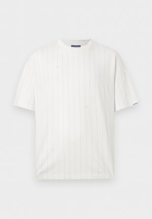 Λευκό κοντομάνικο μπλουζάκι με λεπτές κάθετες γκρι ρίγες και μικρό λογότυπο "Hugo" στο μανίκι αριστερού μανσετα.