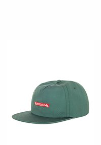 Groene pet met een platte rand, gemaakt van stof. Heeft een rood "Quiksilver" logo op de voorkant en een decoratieve bovenknop. Eenvoudig ontwerp.