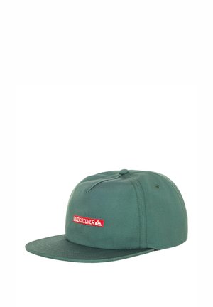 Groene pet met een platte rand, gemaakt van stof. Heeft een rood "Quiksilver" logo op de voorkant en een decoratieve bovenknop. Eenvoudig ontwerp.