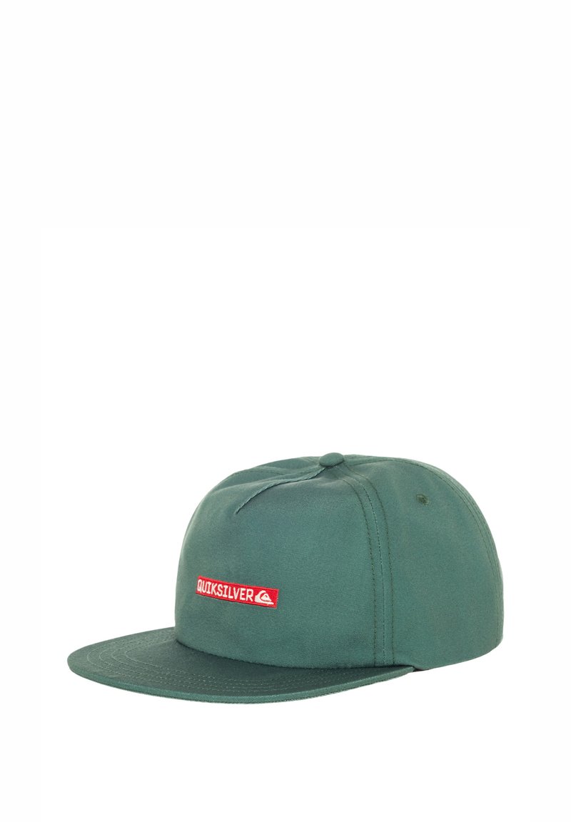 Groene pet met een platte rand, gemaakt van stof. Heeft een rood "Quiksilver" logo op de voorkant en een decoratieve bovenknop. Eenvoudig ontwerp.