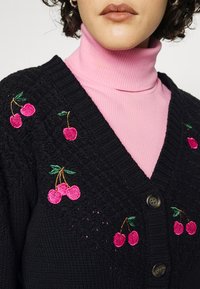YAS YASCHERRY CARDIGAN VIP - Casaco de malha - black