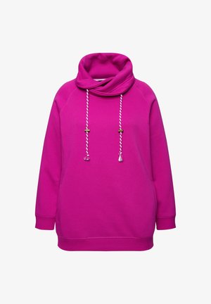 Lyserød sweatshirt med høj hals, har hvide og lyserøde snore med perler, lange ærmer og en afslappet pasform. Blødt stof.